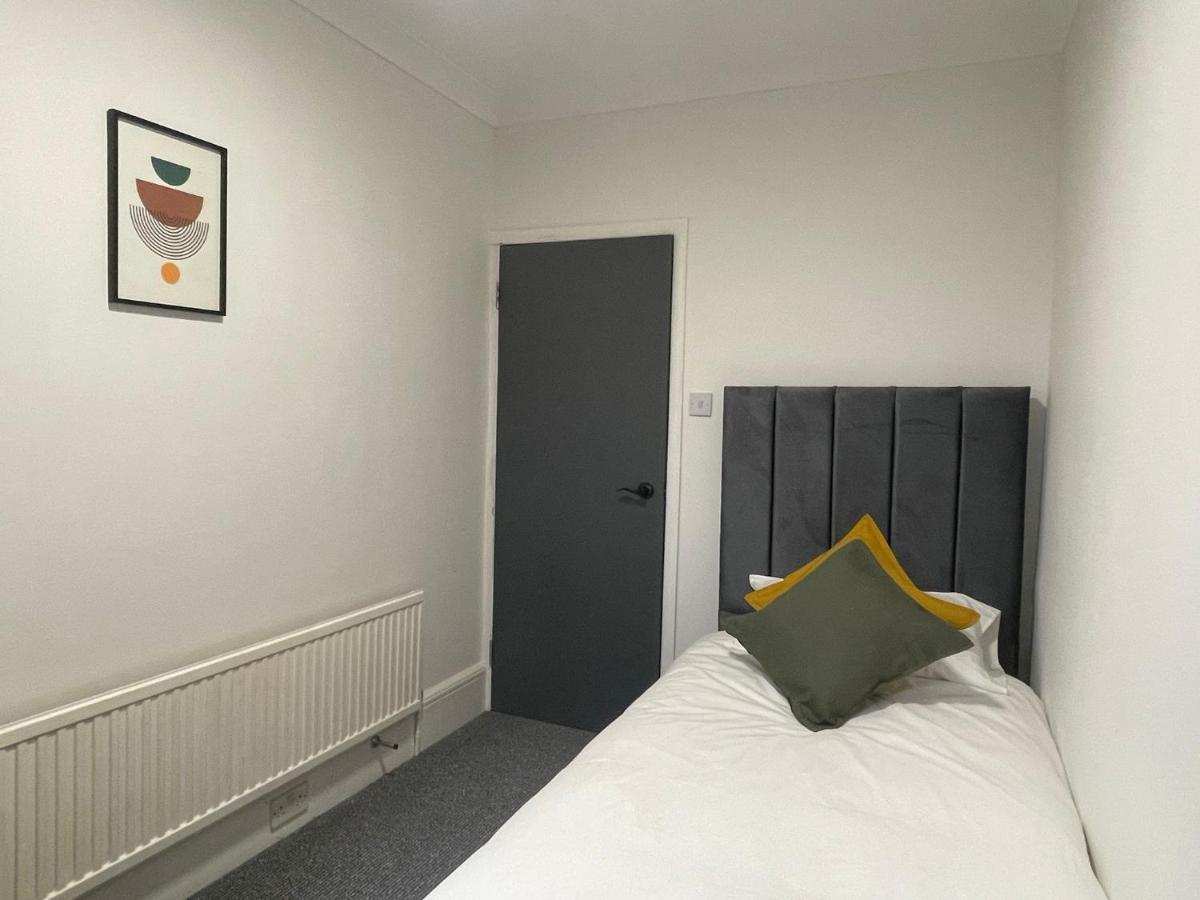 Woodford Hotel Лондон Екстериор снимка