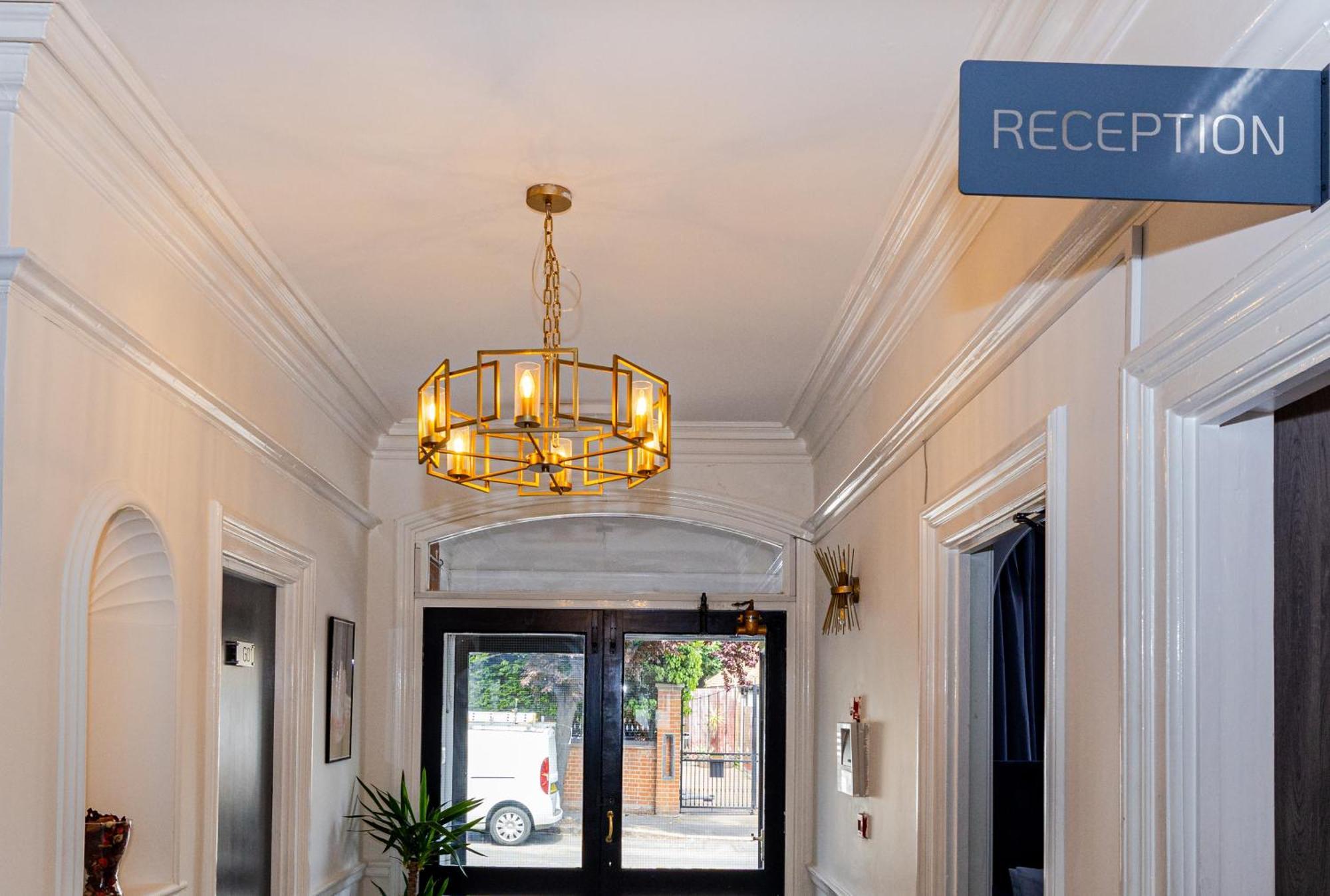 Woodford Hotel Лондон Екстериор снимка