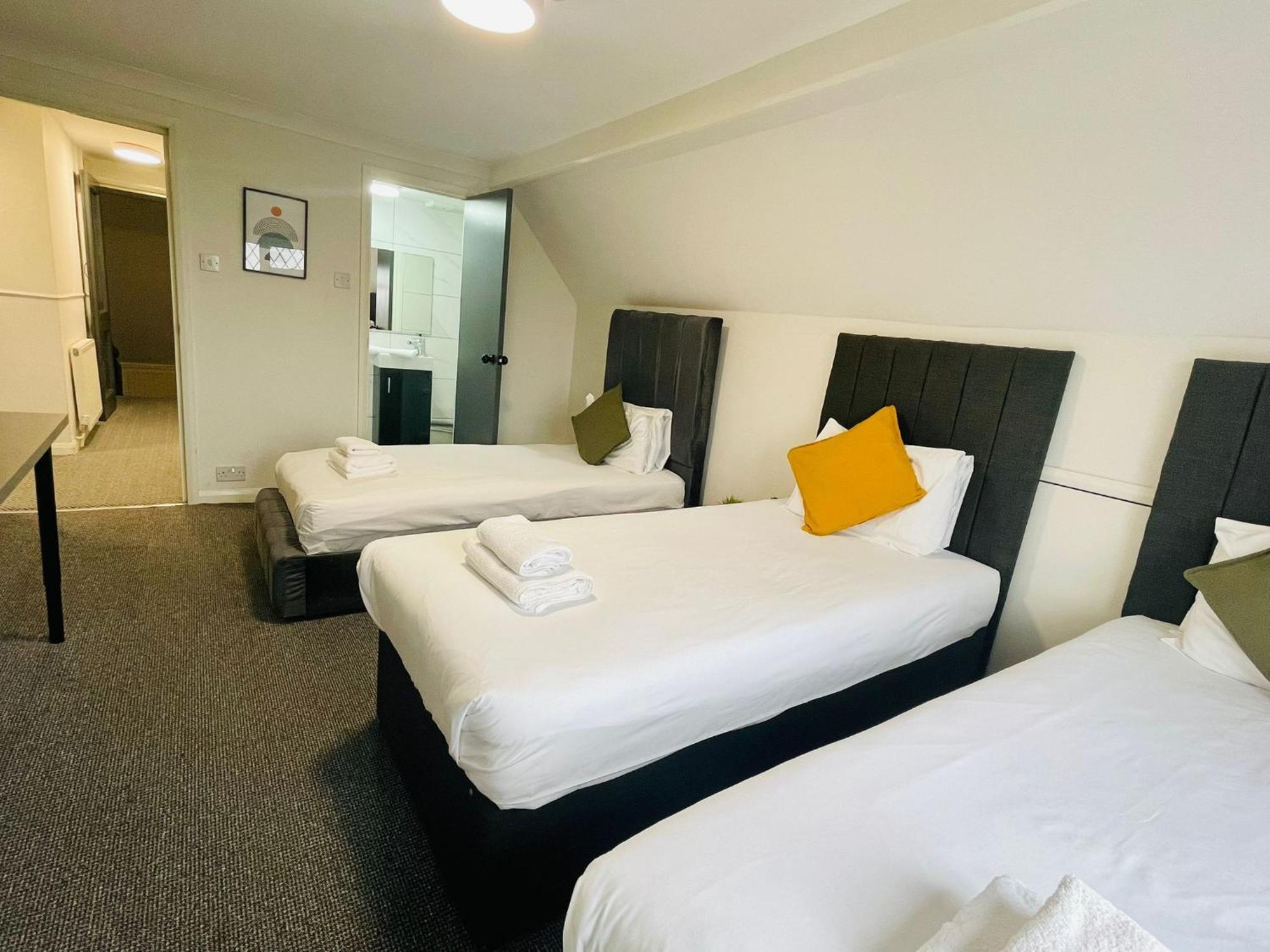 Woodford Hotel Лондон Екстериор снимка
