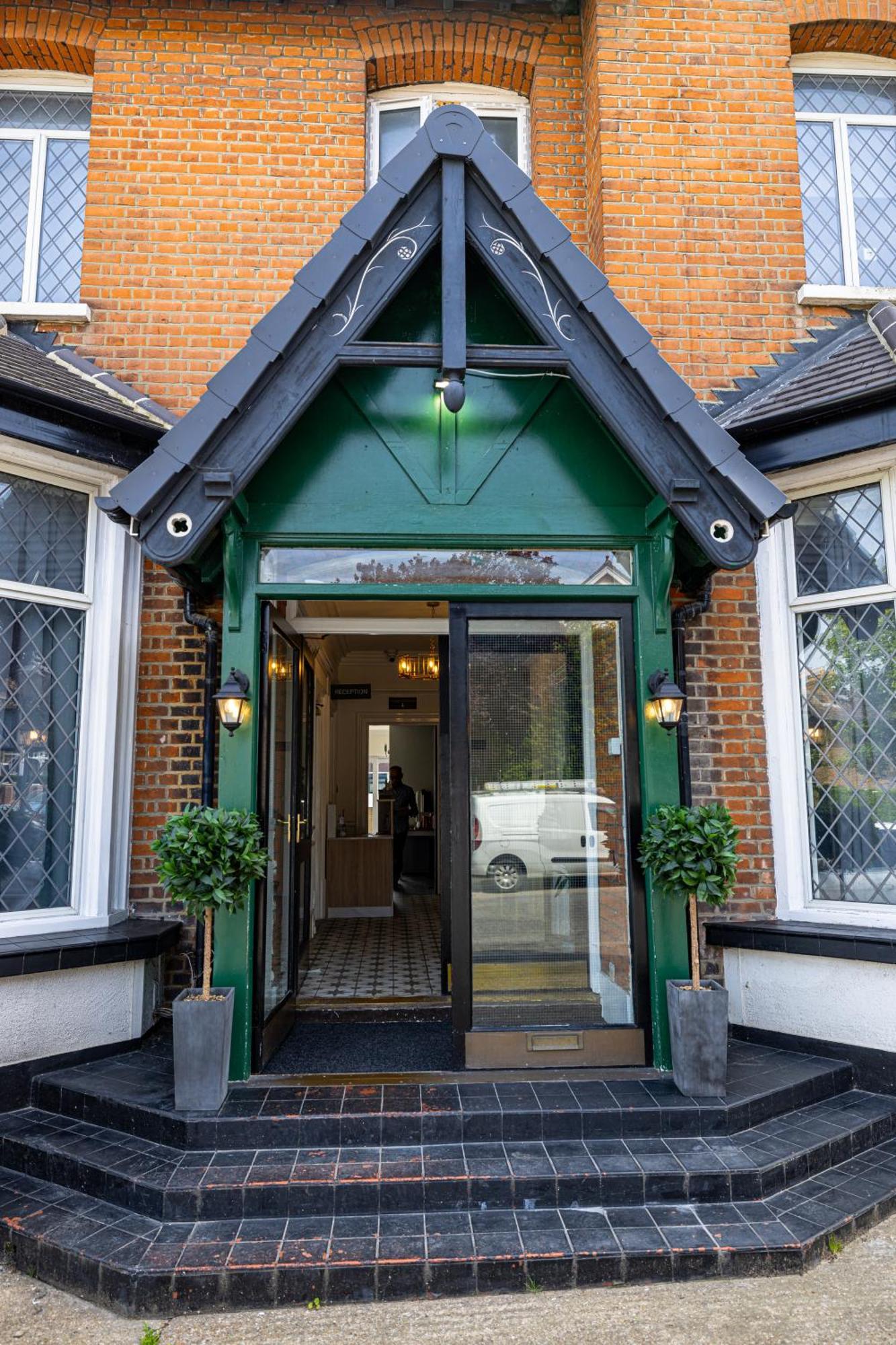 Woodford Hotel Лондон Екстериор снимка