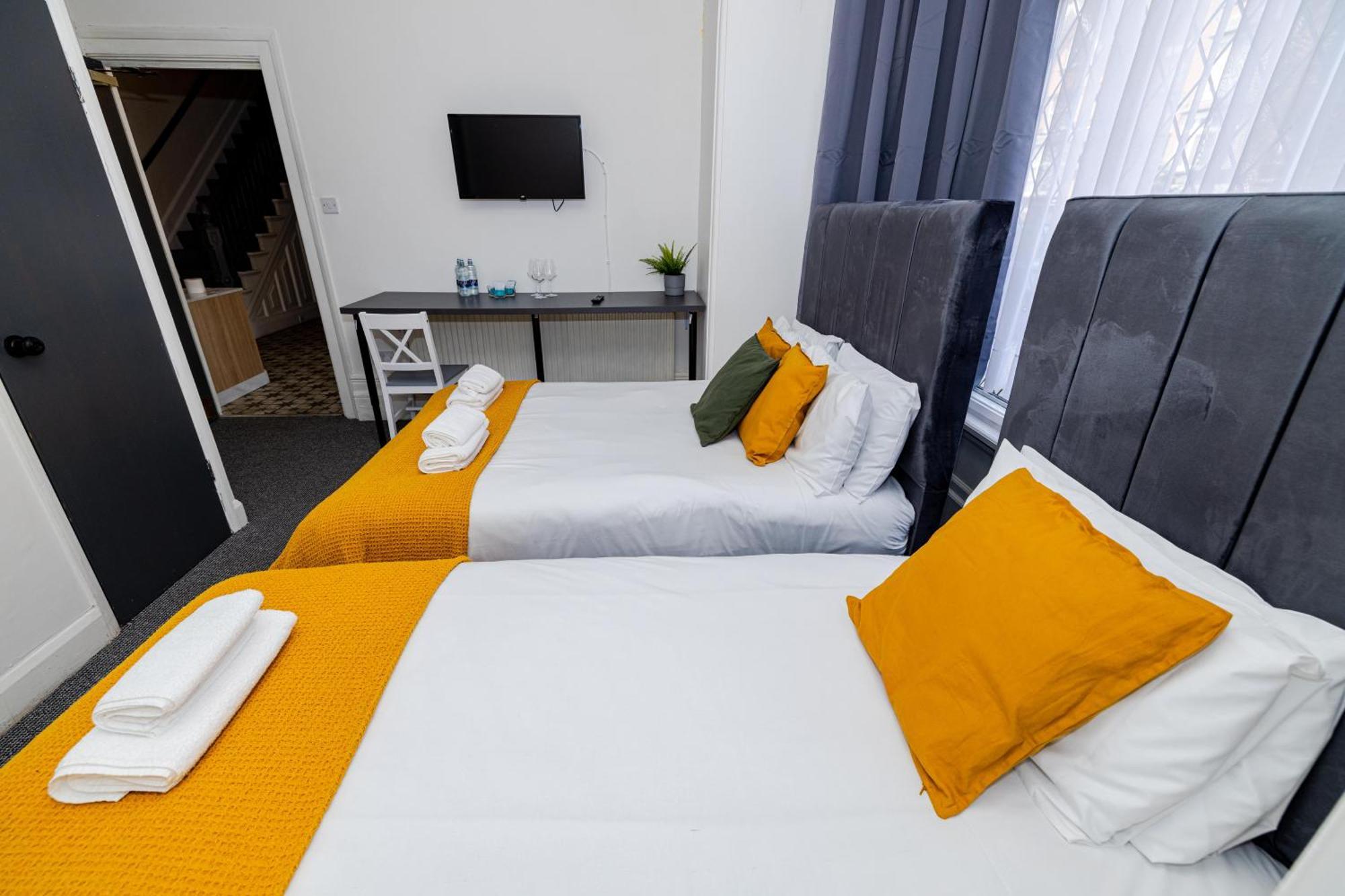 Woodford Hotel Лондон Екстериор снимка