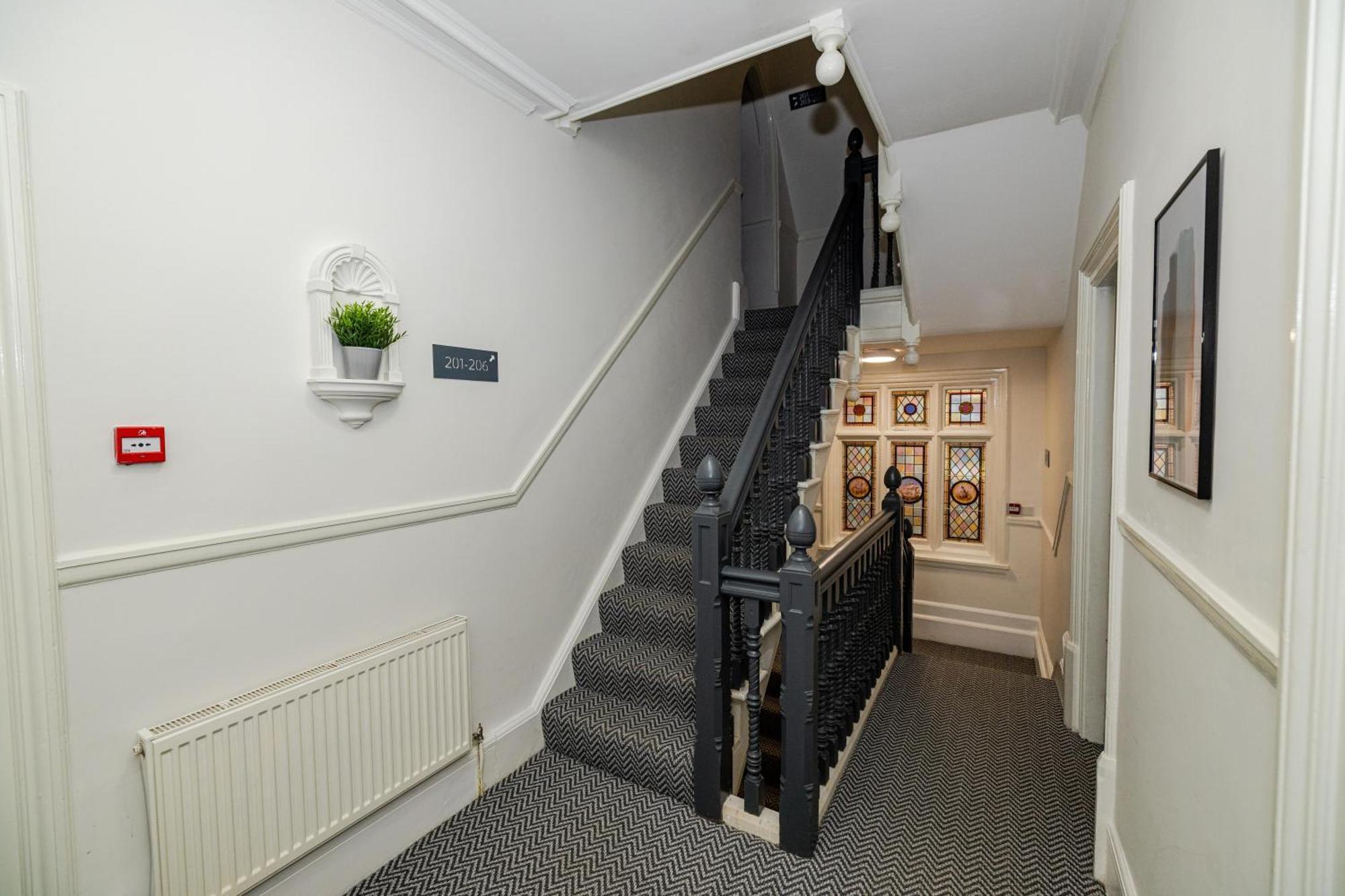 Woodford Hotel Лондон Екстериор снимка