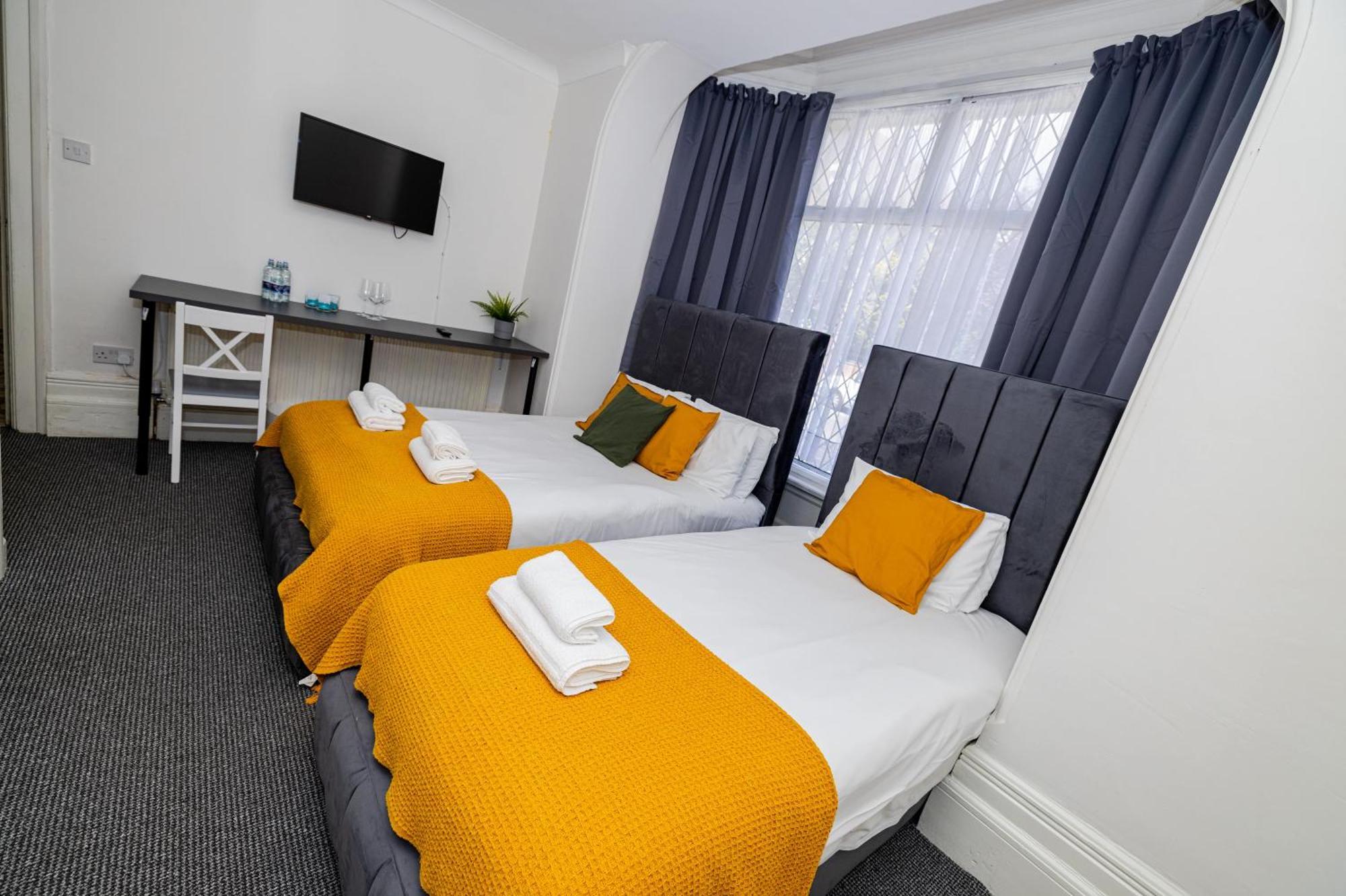 Woodford Hotel Лондон Екстериор снимка