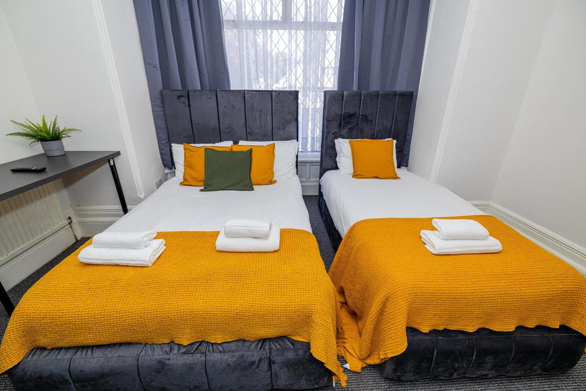Woodford Hotel Лондон Екстериор снимка