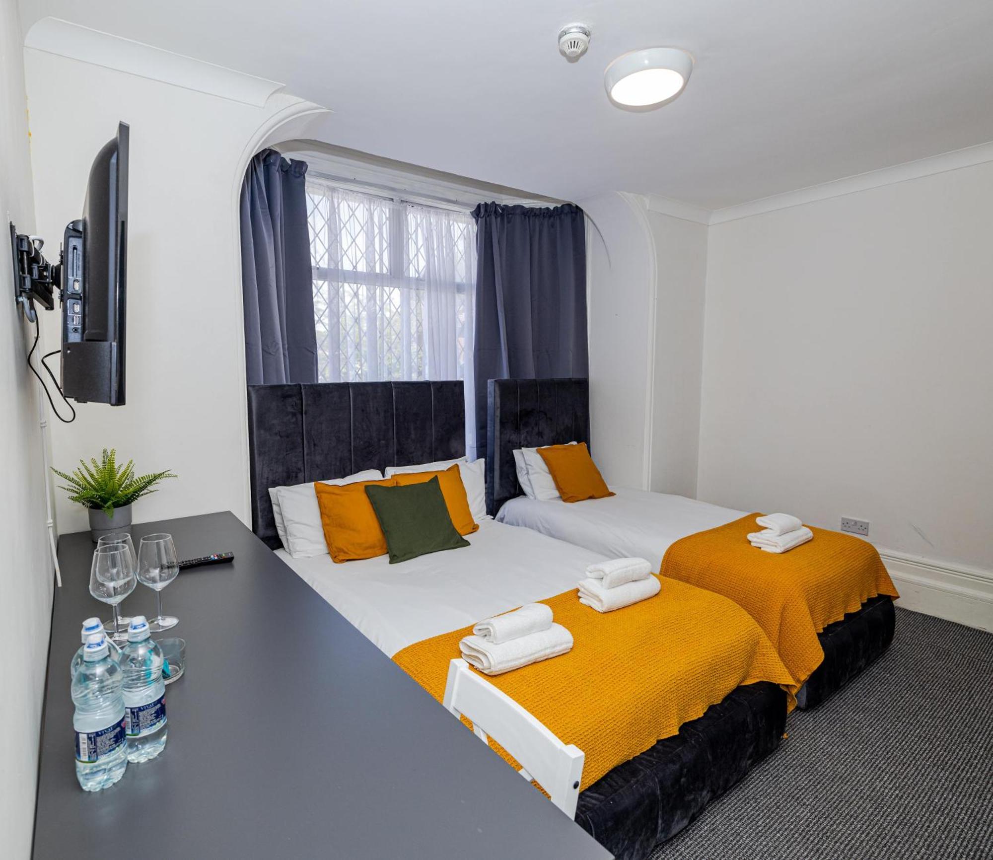 Woodford Hotel Лондон Екстериор снимка