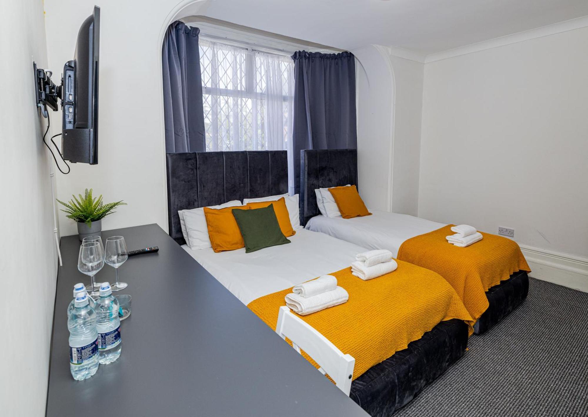 Woodford Hotel Лондон Екстериор снимка