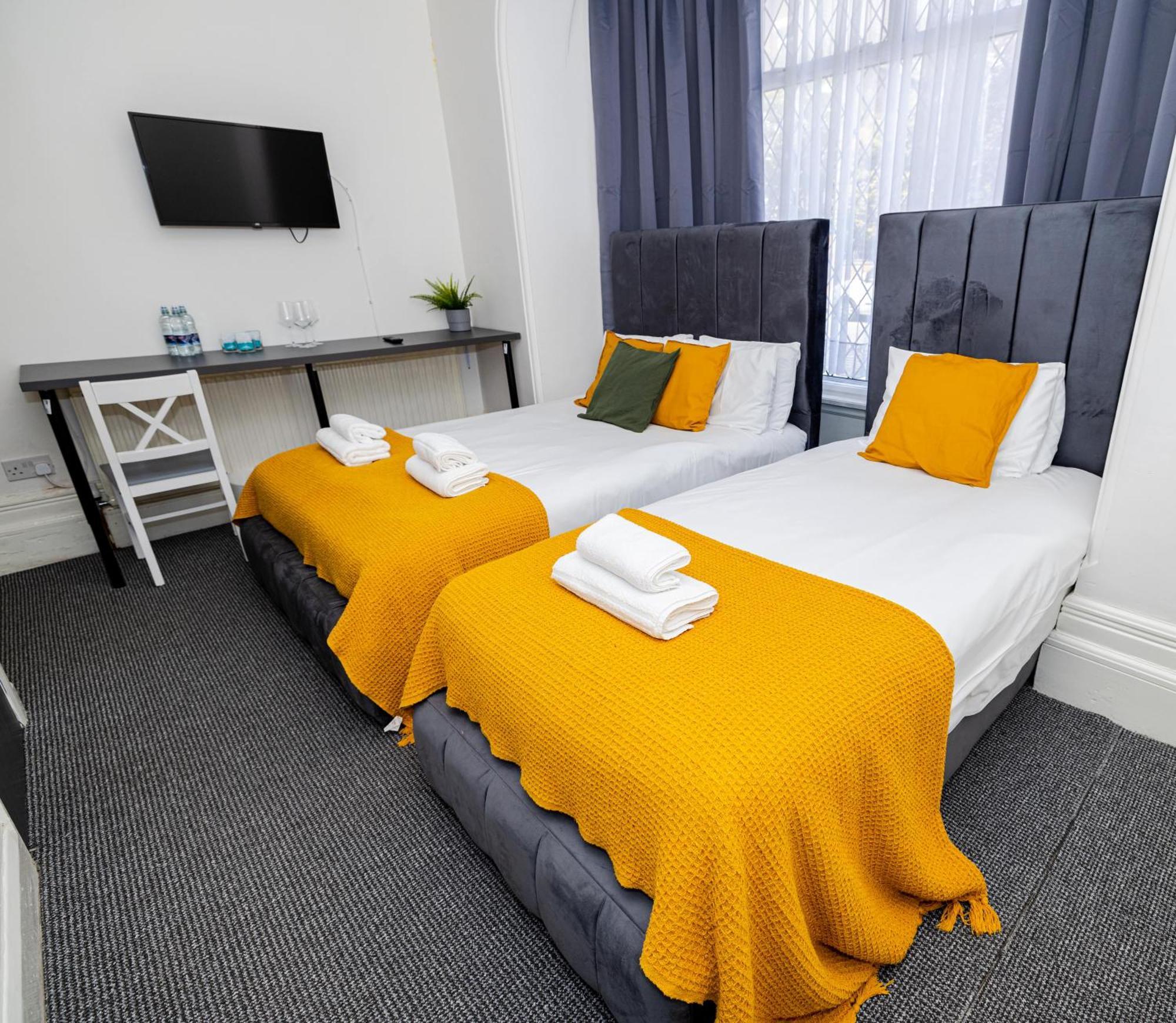 Woodford Hotel Лондон Екстериор снимка
